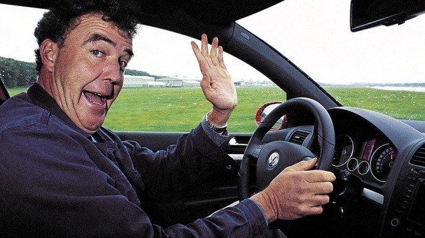 Кларксън случайно попада в Top Gear
Джереми изобщо не е имал намерение да работи в телевизия и поради тази причина никога не се е явявал на кастинги и прослушвания. През 1987 г., когато вече е основал Motoring Press Agency, го канят на събитие на Citroen. Там той среща Джон Бентли - главен редактор на Top Gear и човекът, който вижда у него идеалния водещ на автомобилно шоу. "Той беше моят човек. Енергичен автомобилен журналист, който може да говори за коли по забавен начин. Той имаше собствено мнение за всичко. Веднага разбрах, че Джереми е нашият нов водещ", казва Бентли.
