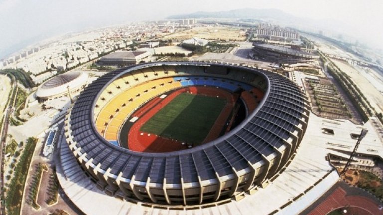 Олимпийски стадион в Сеул, 983 милиона долара.
Построен през 80-те години, той стана централна тема по света заради цената и вида си. Но стана и база за всички големи арени след това. На него играе само националният тим на Корея, като за мачовете се събират по 90 000 зрители.