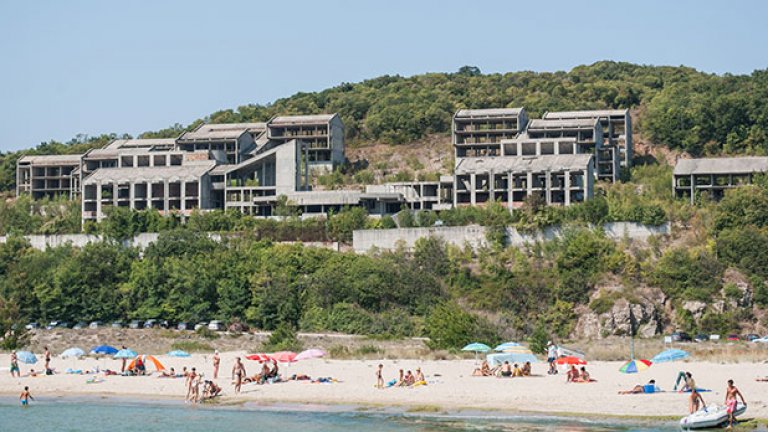 Бетонният призрак на соца пази плажа на Аркутино. Самият бетонен призрак пък е охраняван от полицейски джип, който не се вижда на този размер.