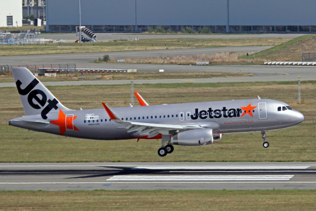 F-WWDQ(5738_B-KJD)_A320-232S_JetStar_Hong_Kong_TLS_24SEP13