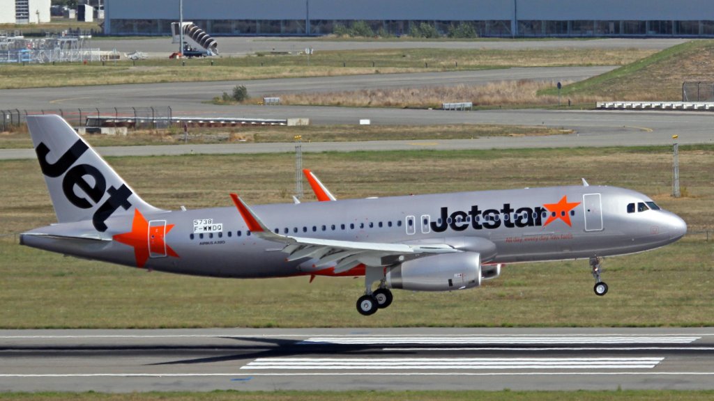 F-WWDQ(5738_B-KJD)_A320-232S_JetStar_Hong_Kong_TLS_24SEP13