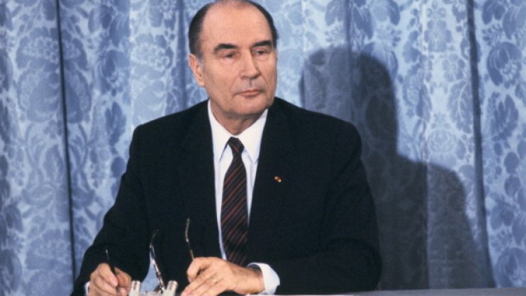 Франсоа Митеран: Отначало се появява всеки ден, след това прави медийните си изяви все по-редки, а накрая избира журналистите достойни да го интервюират почти с конкурс.