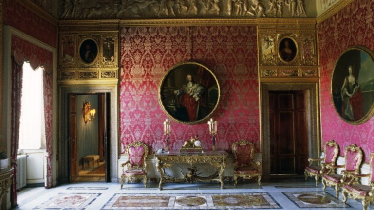 Действащият държавен глава на Италия Серджо Матарела отвори двореца за свободен достъп на посетителите. В него има както постоянна експозиция на произведения на изкуството, така и временни изложби.