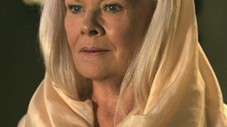 Джуди Денч в "Хрониките на Ридик" 
Джуди Денч е известна като актриса, която подбира изключително внимателно ролите и появите си на голям екран. По тази причина решението й да участва в този научно-фантастичен екшън е повече от озадачаващо. Денч влиза в образа на пророчицата Аерон, посланик на расата на Елементите. Ако това ви звучи непонятно, не се притеснявайте – дори и да изгледате филма, няма да разберете напълно.