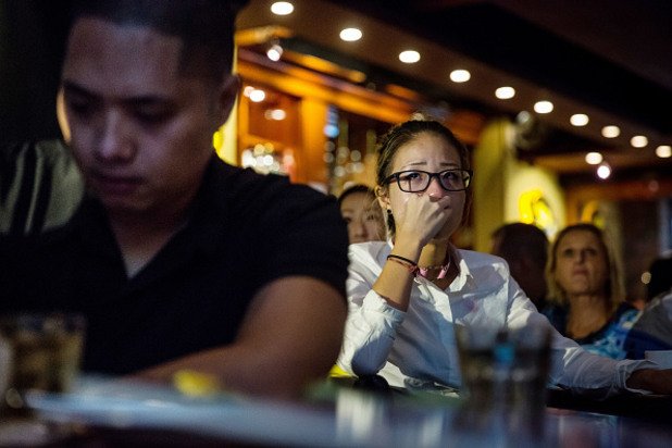 Тайпе, Тайван, 9 ноември, 2016-а година. Поддръжничка на Хилъри Клинтън плаче в бар по време на обявяването на резултатите от изборите за президент в САЩ на живо.