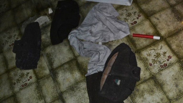 По подовете все още се търкалят неприбрани войнишки кепета и канцеларски материали.