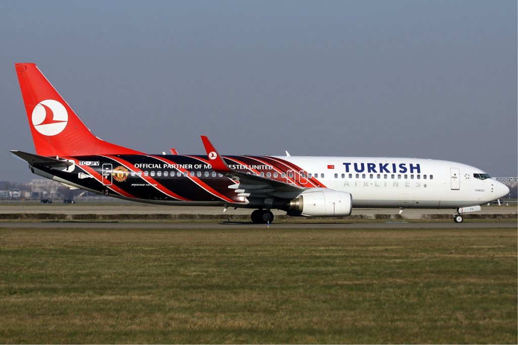 Манчестър Юнайтед оцветява Turkish airlines