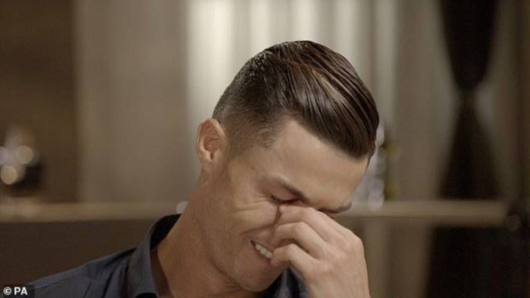 „Никога не съм виждал това видео. Съжалявам“, каза Роналдо през сълзи, след като видя видеото на баща си.


