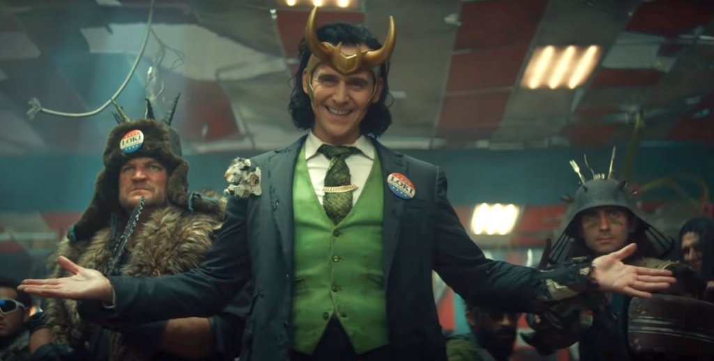 2. Loki (Disney Plus)

Сериалът с най-голямо отражение върху вселената на Marvel разчиташе на харесвания образ на Том Хидълстън като бога на пакостите, за да привлече зрители. Възнагради ги с мултивселенски последствия, които тепърва ще имат отражение върху останалите филми и сериали от този свят.