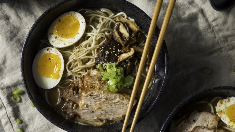 Рамен
Тази засищаща и сгряваща супа спокойно може да мине и за лека вечеря, освен това е изключително богата на вкусове. За нея ви трябват около 700 грама свински гърди, които режете на много тънки филии и запържвате от двете страни до хубаво покафеняване. След това ги заливате с 2-3 супени лъжици соев сос и малко настърган джинджифил. 
Междувременно сварявате 500 грама нудълси и яйца според броя на порциите, след което можете да „сглобите“ рамена. В дълбока купа сипвате бульон по желание, подправяте със соев сос на вкус, добавяте резени свински гърди и едно разполовено яйце. Можете да гарнирате и с нарязани кори нори, соеви кълнове, зеленчуци по избор. Сервирайте горещо.