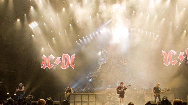 4. AC/DC – Black Ice World Tour – $441,121,000

Black Ice продължи цели 2 години. Австралийските рок легенди обиколиха Северна Америка, Европа, Южна Америка, Океания и Азия. 168 концерта в 29 страни и над 5 милиона зрители!
