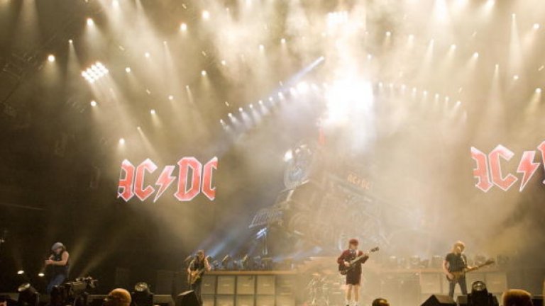 4. AC/DC – Black Ice World Tour – $441,121,000
Black Ice продължи цели 2 години. Австралийските рок легенди обиколиха Северна Америка, Европа, Южна Америка, Океания и Азия. 168 концерта в 29 страни и над 5 милиона зрители!