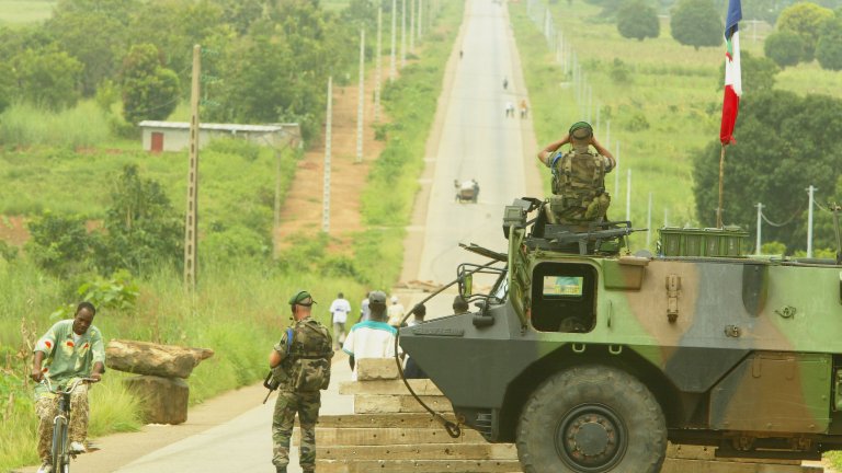 Френски войници пострадаха при самоубийствена атака в Мали