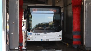 Работа през уикенда продължава и столичното метро, което се движи на по-кратки интервали