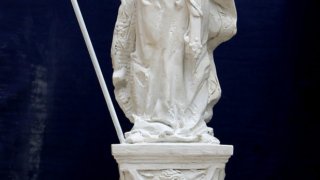 Поне явно минава модата на паметниците на Левски на всяка крачка. Сега са цар Самуил и Бай Ганьо. Добре, че македонците не претендират за Алеко Константинов