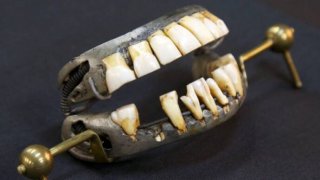 Болезнената история на зъбите на Джордж Вашингтон – и ужасната истина зад тях
