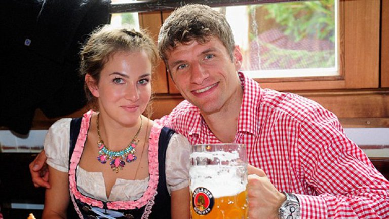 Томас Мюлер тренира левия си бицепс, а дясната ръка е за съпругата му Лиза.