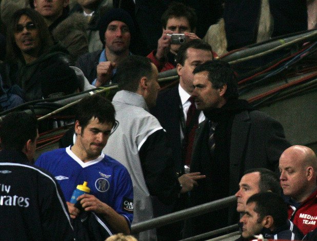 Февруари 2005 г. Финал за Купата на лигата. Ливърпул води до 81-вата минута, когато Стивън Джерард си вкарва нелеп автогол, а в радостта си Жозе Моуриньо изтичва покрай феновете на Ливърпул и им прави знаци да мълчат. Изгонен е от скамейката, но Челси бие с 3:2 след продължения.