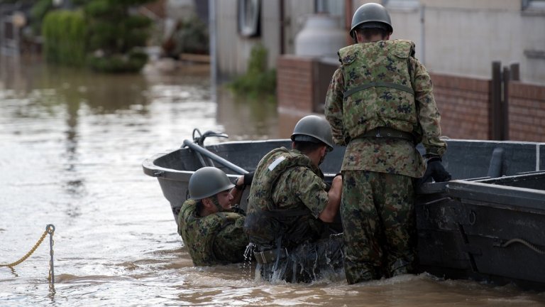 Десетки загинаха при наводнения в Япония