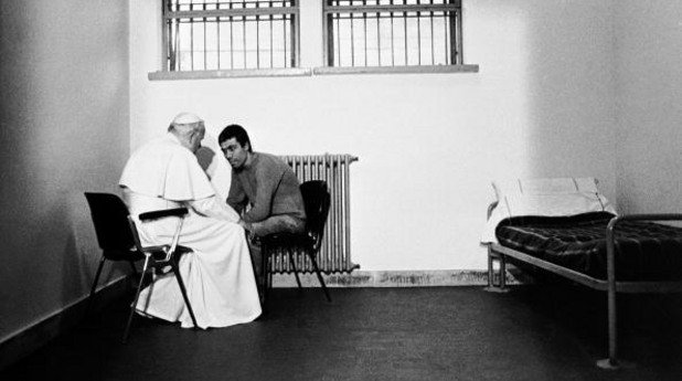Папа Йоан Павел II и Али Адгжа. Едно от исканията на предполагаемите похитители е атентаторът да бъде освободен

