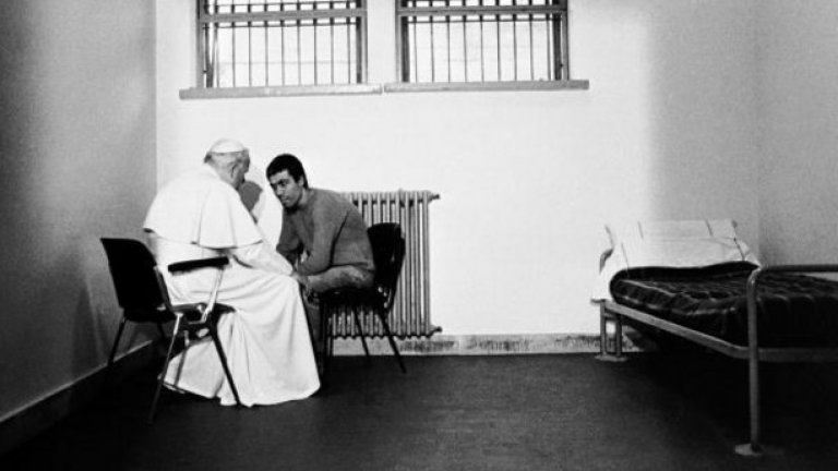 Папа Йоан Павел II и Али Адгжа. Едно от исканията на предполагаемите похитители е атентаторът да бъде освободен
