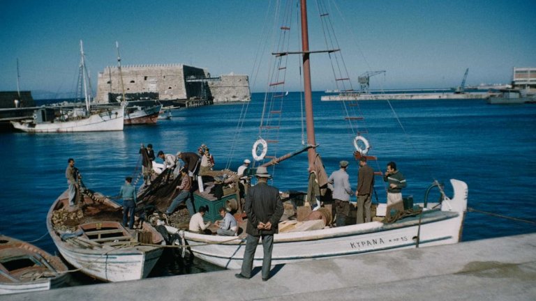 Остров Крит
Крит е най-големият гръцки остров и пети по големина в Средиземно море. Той е населяван от древни времена и има какво да предложи на туристите – както откъм географски и културни забележителности, така и откъм живописни плажове и места за отдих.
Ираклион е своеобразната столица на острова. Той е административен и търговски център на Крит. Градът е интересен заради странната смесица от старо и ново строителство, където можете да видите гледки от античността, но и да се отдадете на нощен живот в модерните му заведения. В района на “Лъвския площад“ са търговските улици на Ираклион, множество ресторанти, барове и таверни. На 5 км от центъра на града можете да видите Кносос – комплекс от руини, запазени от Минойската цивилизация. Древният град и неговият дворец са най-емблематичният археологически обект на Крит.
Можете да отседнете и в град Ретимно, който се отличава със съчетанието си от венецианска архитектура, къщи от времето на Османската имерия и традиционни гръцки къщи. Хотелите са разположени най-вече по крайбрежната улица на Ретимно, което ви гарантира страхотна гледка от прозорците ви.