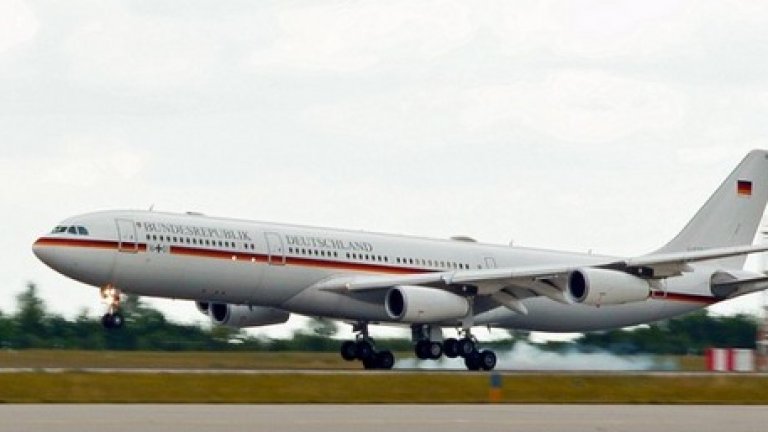 Airbus A340-313, Германия
Германският самолет, известен още и с името Konrad Adenauer, струва 238 млн. долара. Можете да го познаете по това, че тялото му е изрисувано в черно, червено и златно – на бял фон. Този модел може да измине без почивка 8400 въздушни мили и да побере 143 пътника. Има отделни стаи за спане, както и VIP-кабина.