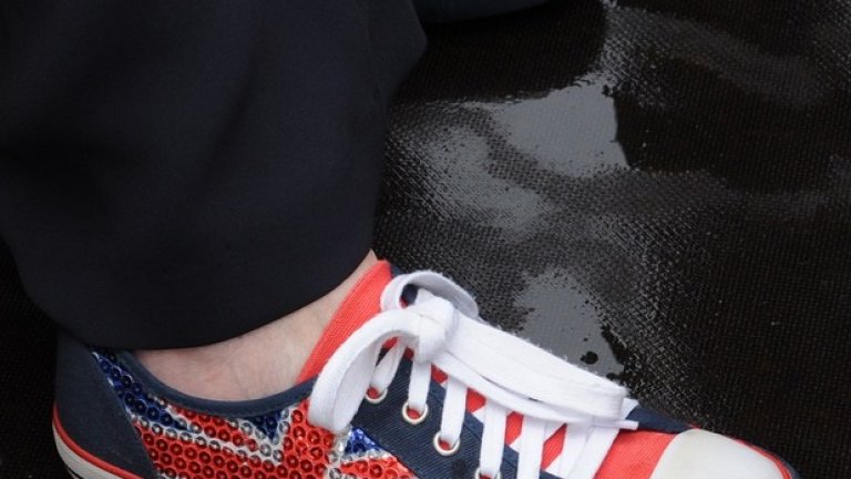 Мей носи кецове с пайети във формата на британското знаме по време на Олимпийските игри в Лондон