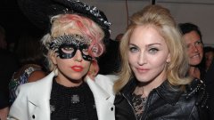 Враждите са неотменна част от света на поп музиката и в галерията си припомняме най-знаковите от тях, случили се през последните години:
Лейди Гага срещу Мадона

Почти от момента на своя дебют на сцената, Лейди Гага беше сравнявана с другата далеч по-опитна кралица – Мадона. Паралелите между двете са очевидни, особено от 2010 г. насам, когато видеоклипът към Alejandro на Гага се отличи с доста от типичната за Мадона религиозна иконография.
Нещата ескалираха малко по-късно, когато мнозина отчетоха приликите между новата Born This Way на Гага и появилата се още в края на 80-те Express Yourself на Мадона.
Самата Мадона се включи в дискусията и отчете, че сингълът на нейната колежка звучи „доста познато“ и „опростенчески“. „Радвам се, че помогнах на Гага да напише песента“, язвително вметна звездата.

Гага отвърна, че „ сега нещата са много различни, отколкото преди 25 години“, а оттогава двете периодично си разменят реплики през медиите. Мадона даже изпълни Born This Way и Expresss Yourself комбинирано на свой концерт и вметна текст от друга своя песен She’s Not Me, в която атакува плагиатите.