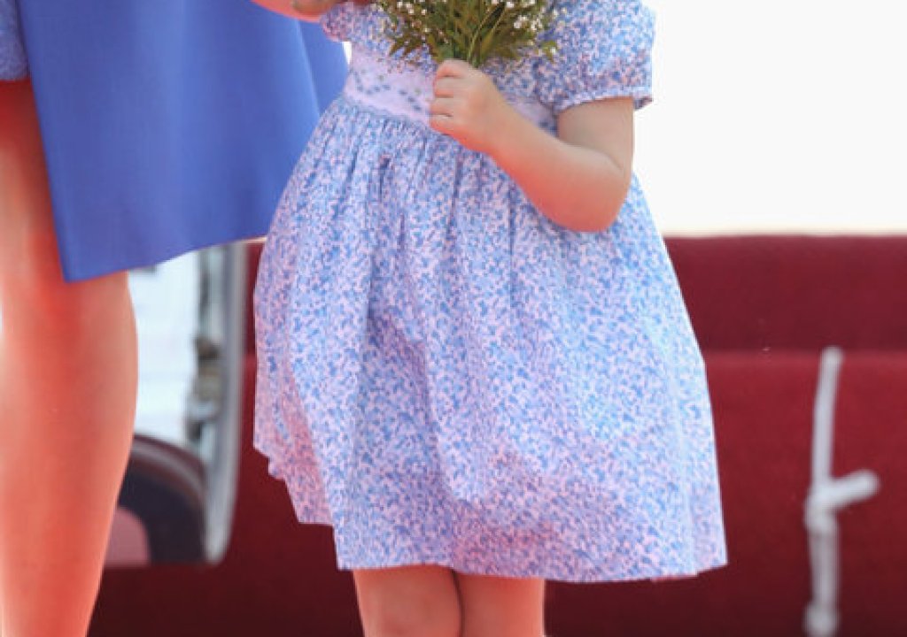 Принцесата е уловена да помирисва букет, който й е подарен на пристигане в Берлин.