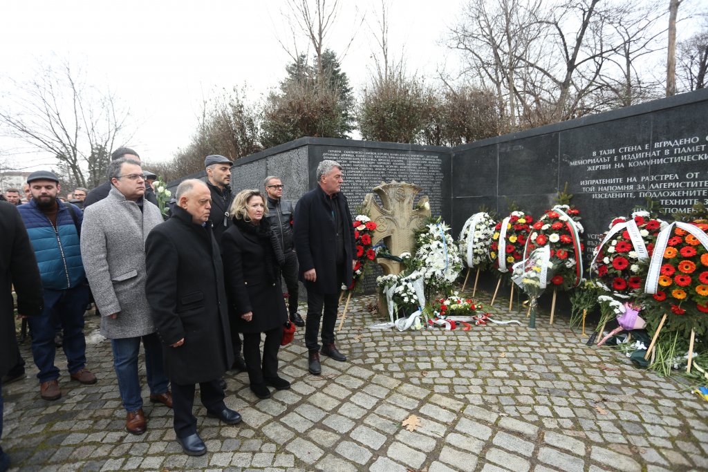 Как политиците отбелязаха Деня за почит към жертвите на комунизма (Снимки)