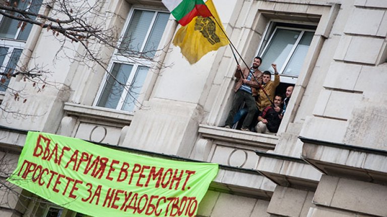 "Ранобудните студенти" гледаха шествието от прозорците на Алма Матер. За щастие, не се стигна до сблъсъци и щурм на Ректората.