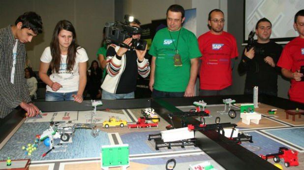 Измежду стотиците състезания по роботика в света FLL се отличава със своята масовост - участват впечатляващите 70 страни. Регионални кръгове в България има от 2011-а
