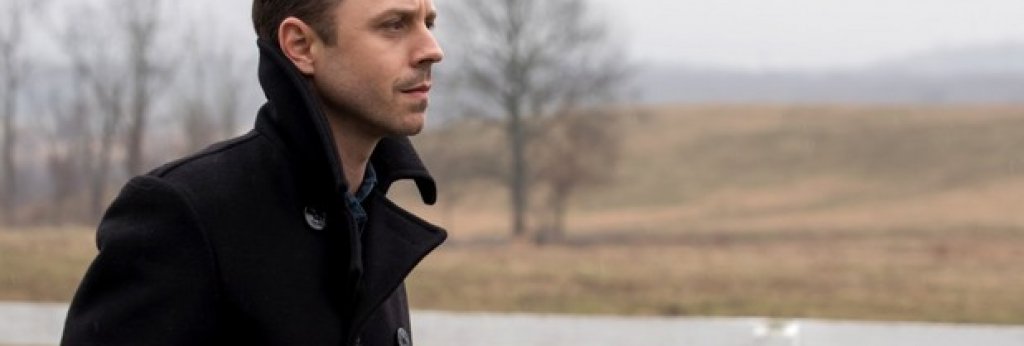 Sneaky Pete 
Едно от новите заглавия на Amazon, които чакаме с известно нетърпение. Пилотният епизод на Sneaky Pete беше пуснат още през август и се очаква останалата част от сезона да излезе много скоро. 
Брайън Кренстън, същият от Breaking Bad, пък е един от продуцентите, а великолепният Джовани Рибизи играе главната роля. Драмата проследява измамник, който излиза от затвора, само, за да заеме мястото и самоличността на своя съкилийник Пийт.
 Шоуто напомня на „Крадец на животи“, но е по-драматично и определено по-мрачно.