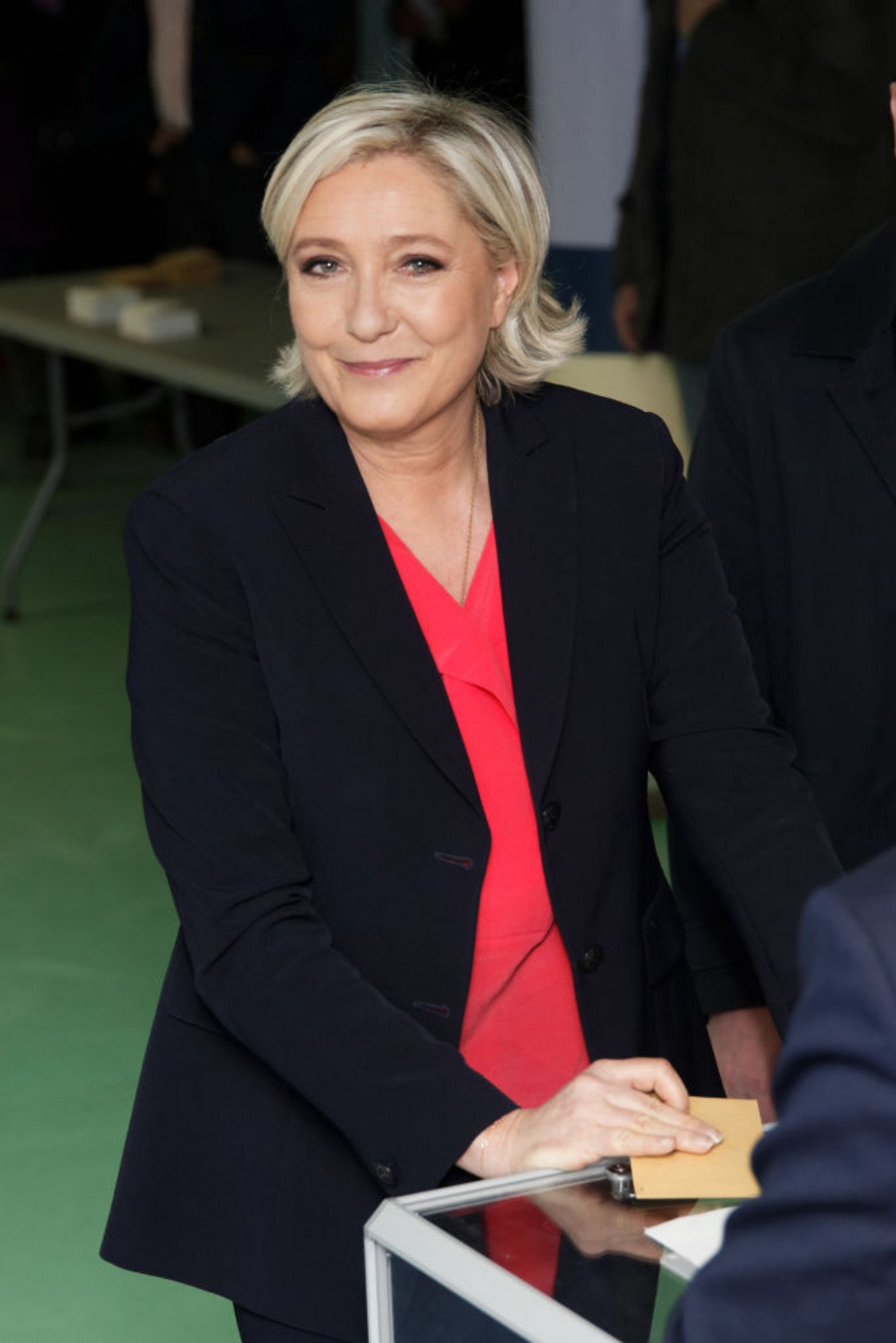 Марин Льо Пен гласува в град Енен-Бомон в департамента Па дьо Кале.