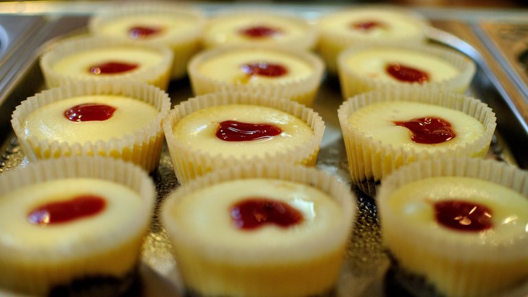 Все пак, оригинално, доматът е плод и расте по дърветата