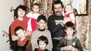 В трудни времена купчината от подаръци под елхата съдържа само бонбони или плодове, в най-добрия случай ръчно изплетена шапка