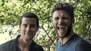 Заедно със сина на Клинт Истууд двмаата ядат защитено от закона животно от Червената книга