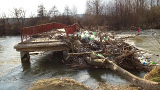 Сметище се образува и в река Струма