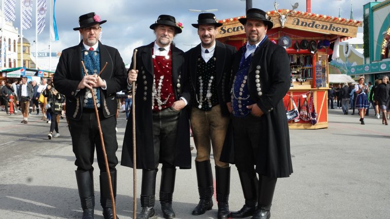 Първият ден на Октоберфест: Тълпи, бира и дъжд (снимки)