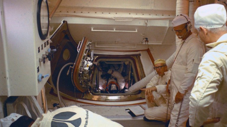 Зад люка се вижда Майкъл Колинс