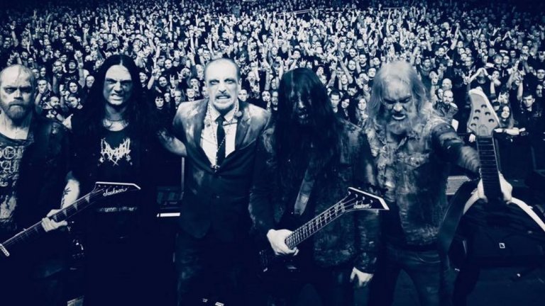 Музикантите от групата Bloodbath след концерт