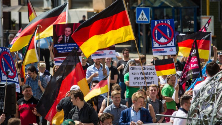 Ако досега балканските страни бяха смятани за източник на нестабилност и етнически национализъм към Западна Европа, то в момента се наблюдава обратна тенденция - експорт на крайнодясна идеология от запад на изток, която разпалва ислямофобията и историческия ревизионизъм