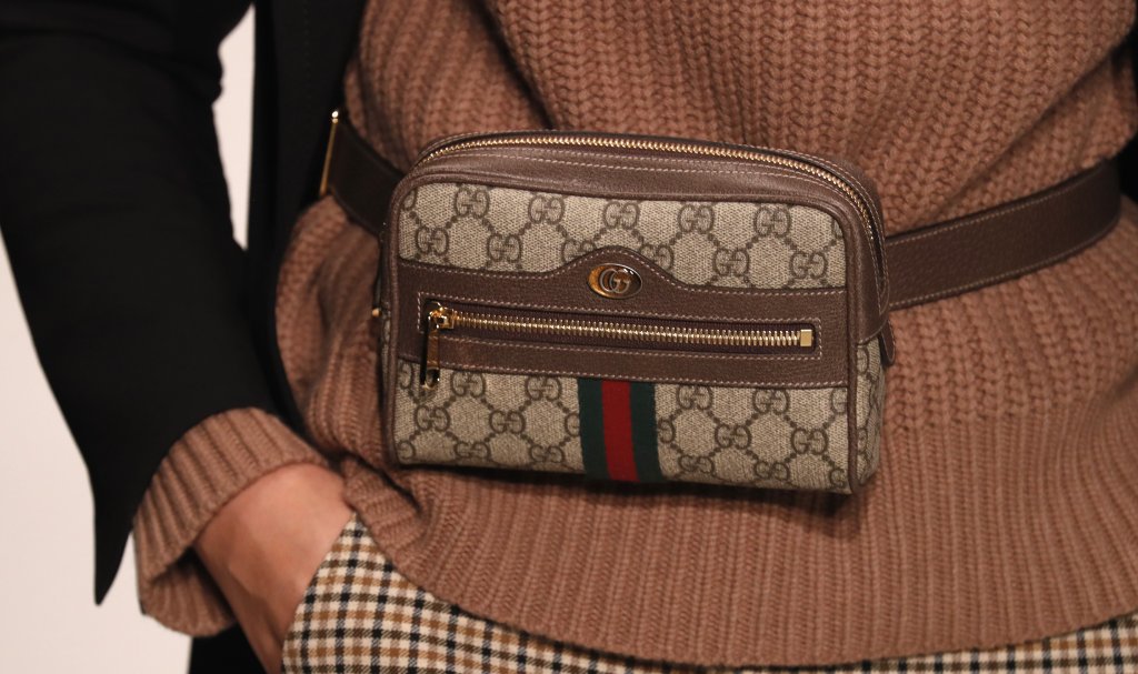 Gucci
Специализирали се в областта да таргетират бедните хора, които искат да минат за богати, са и Gucci. Работа върши логото им - преплетените букви G, водещата шарка на марка - зелено и червено - и хитовите дизайни на чанти.