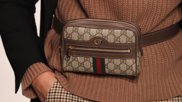 Gucci
Специализирали се в областта да таргетират бедните хора, които искат да минат за богати, са и Gucci. Работа върши логото им - преплетените букви G, водещата шарка на марка - зелено и червено - и хитовите дизайни на чанти.