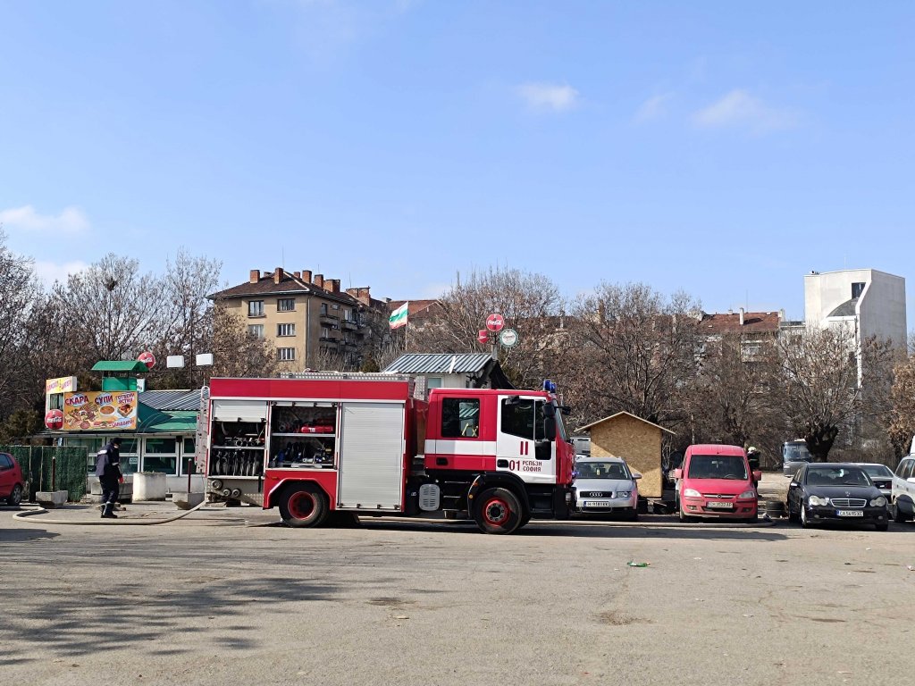 Автомобили горят край Централна гара в София