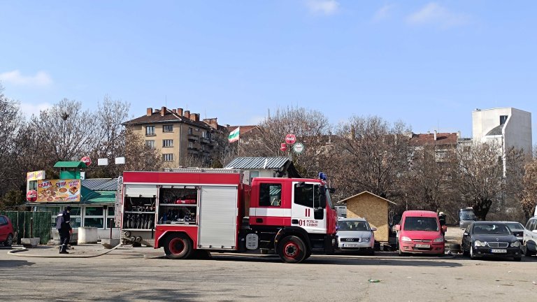 Автомобили горят край Централна гара в София