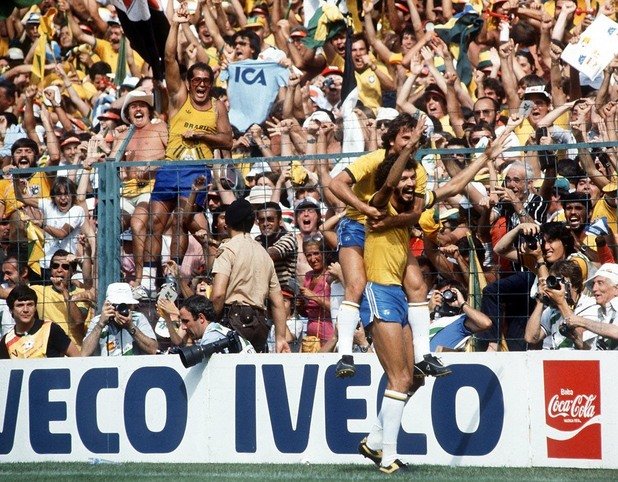 1982 г. Финална фаза, Бразилия - Италия (1:3).
Вероятно най-изумителният като техника и естетика отбор в историята, който никога не спечели титлата. Бразилия от 1982 г., олицетворена от гениите Сократес и Зико (на снимката след изравнителния гол срещу Италия), в които светът се влюби. 