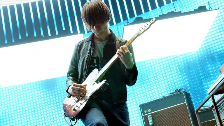 10. Джони Грийнууд, номиниран в категорията "Най-добра музикална партитура" за "Phantom Thread"(не е номиниран досега)
Като стана дума за пренебрегвани композитори... Да, той може да създава филмова музика отскоро, но китаристът на Radiohead неколкратно бива оставен извън номинации за "Оскар" и то поради мистериозни причини. Музиката му за "Ще се лее кръв" например беше определена за не отговаряща на критериите, защото няколко тематични елемента "цитират" други музиканти и вече съществуващи песни. В същото време всеки, който има уши, може да усети, че експериментите на Грийнууд имат голяма роля за звученето на филмите днес. Ако "Phantom Thread" тази година не спечели в тази категория, поне да загуби от великолепния саундтрак на "Дюнкерк" от Ханс Цимер, който по сходен начин използва наноси от звук, създадени да омагьосват.
Наистина заслужаваше да спечели за: "Ще се лее кръв". Да вървят по дяволите правилата на Академията! Дори Цимер казва, че работата на Грийнууд по филма на Пол Томас Андерсън е една от най-иновативните филмови музики за XXI в.