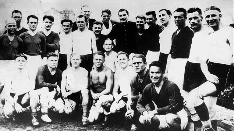 След победата играчите на Старт и противниците от противовъздушните сили на Германия си правят обща снимка за спомен. Украинците дори си устройват пир в съблекалнята, но почти веднага след това комендантът на града забранява провеждането на мачове между германските отбори и тези на киевчани. След това идва и голямата трагедия.